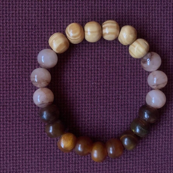 Elegant Multi-Tone Beaded Bracelet - Picture 2 of 2